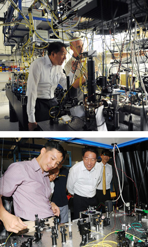 Singapore DPM Teo Chee Hean visits labs at the Centre for Quantum Technologies.