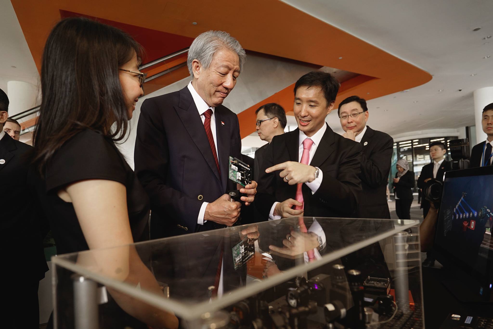 CQT's Alexander Ling presenting a QKD kit to Singapore Deputy Prime Minister Mr Teo Chee Hean