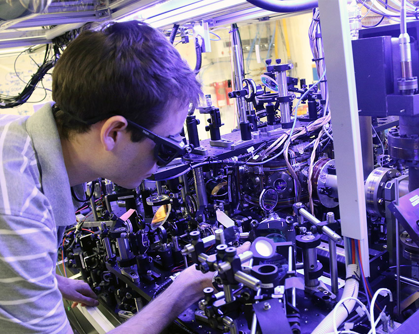 CQT PhD student Christian Gross at work in the lab