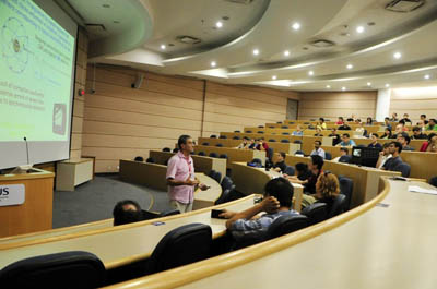 Photo of Serge Haroche giving College de France lectures in Singapore in 2012.